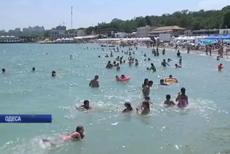 Пляж, море, коронавірус: туристи в Одесі ігнорують правила карантину
