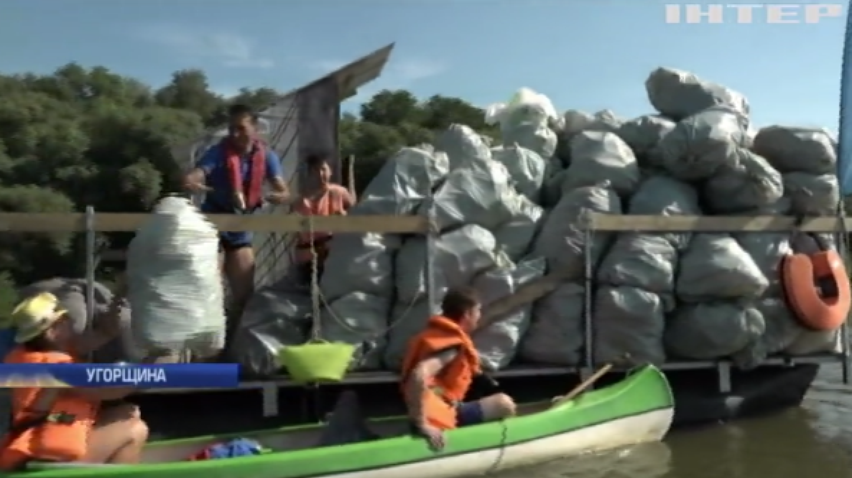 В Угорщині влаштували річкову сміттєву регату