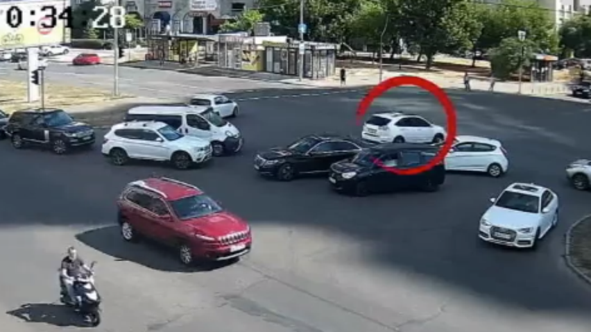 У Києві автомобіль протаранив кав'ярню