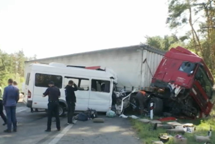 Страшна аварія на Київщині: вантажівка протаранила маршрутку із пасажирами