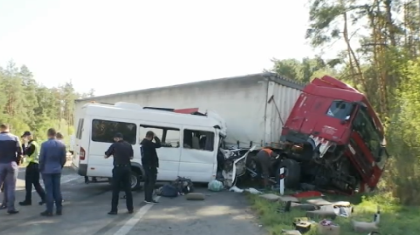 Страшна аварія на Київщині: вантажівка протаранила маршрутку із пасажирами
