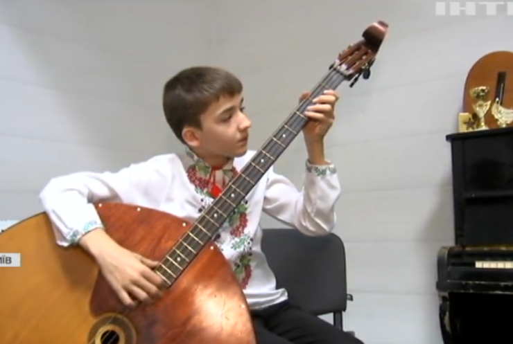Хлопець з Києва у 13 років опанував 11 музичних інструментів