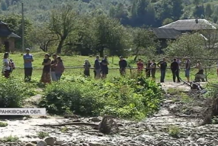 Життя у водяній пастці: село на Прикарпатті залишається без зв'язку із світом