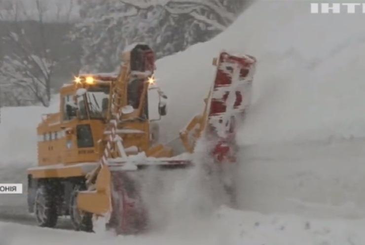 Японію накрило рекордним снігопадом