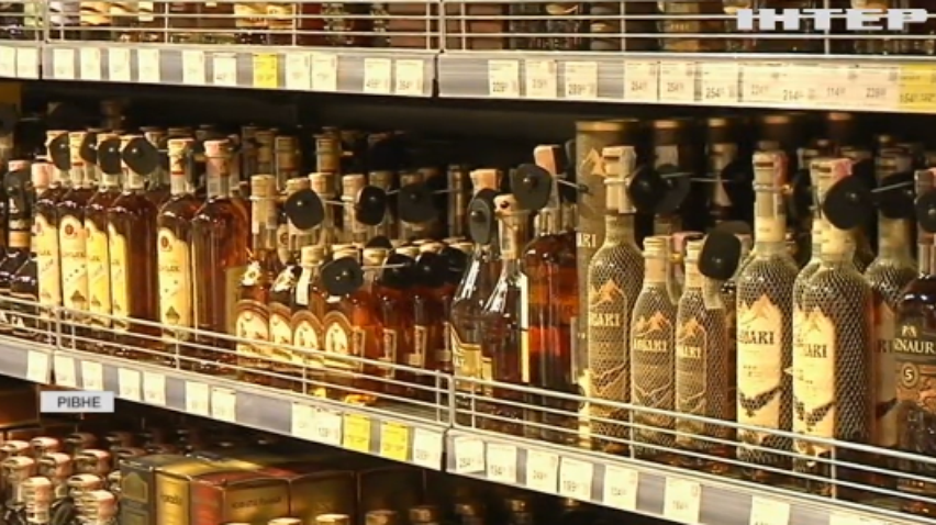 Без шкарпеток, але з горілкою: магазини Рівного перейшли у карантинний режим роботи