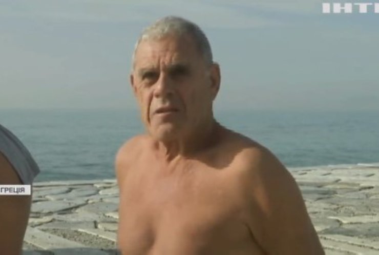 У Греції аномальна для зими спека: жителі засмагають і купаються в морі