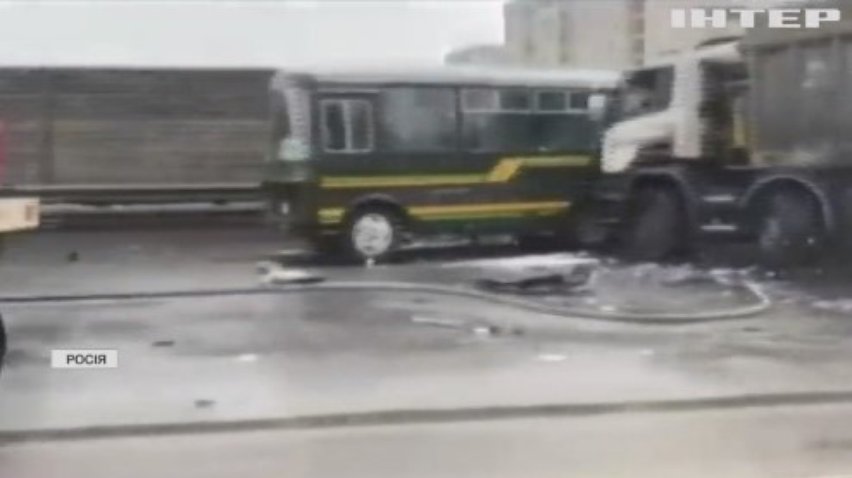 У Росії водій вантажівки влетів у колону військових автобусів