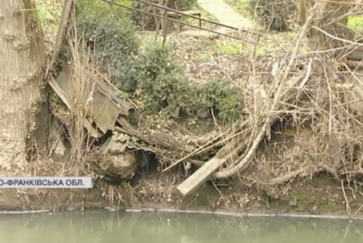 На Прикарпатті рятувальники повернули стрімку річку у хати селян