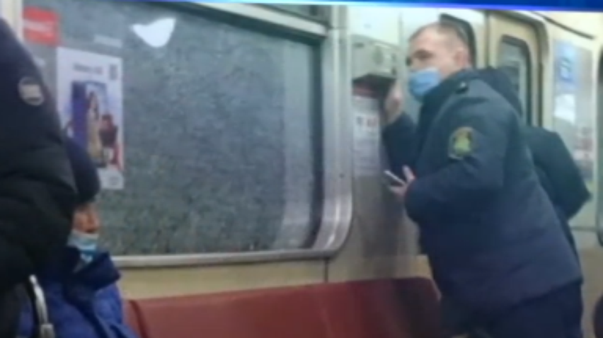 У поїзді метро Києва вандали розбили вікна