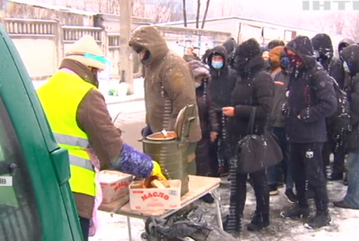 Україну скували морози: у Києві розгорнули десятки пунктів обігріву