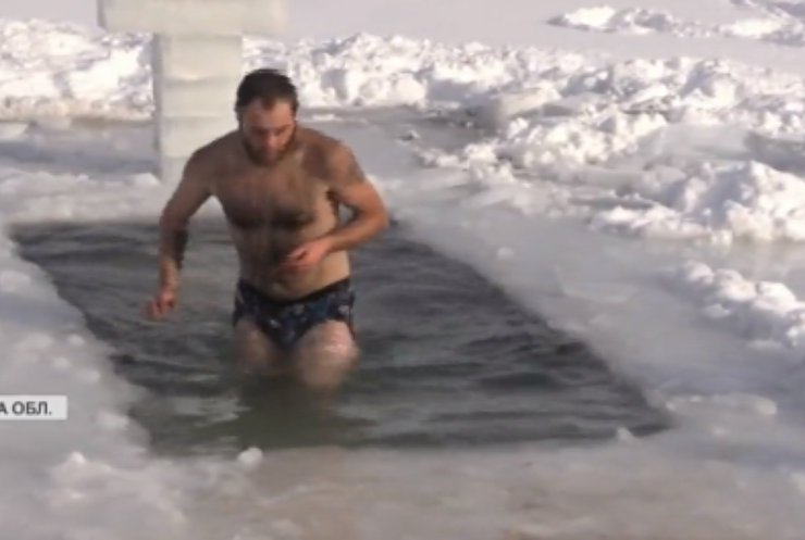 На Донбасі військові відсвяткували Водохреще купанням