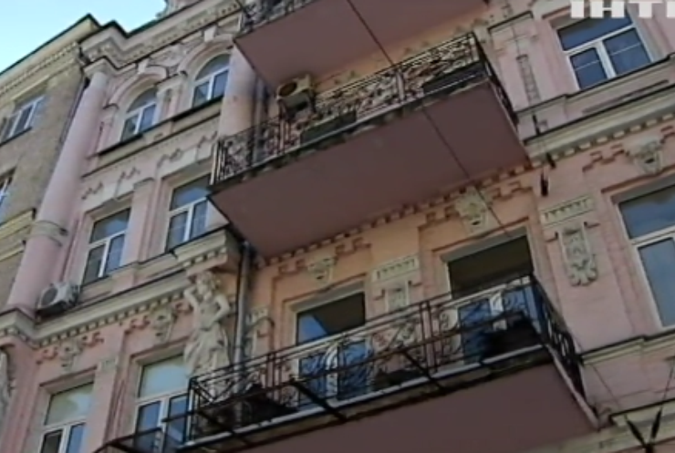 Мешканці будинку у центрі Києва роками зимують із холодними батареями