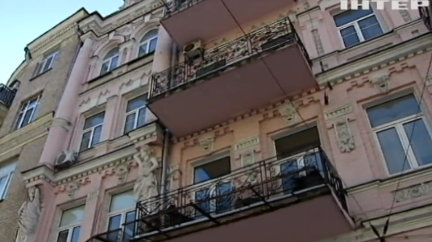 Мешканці будинку у центрі Києва роками зимують із холодними батареями