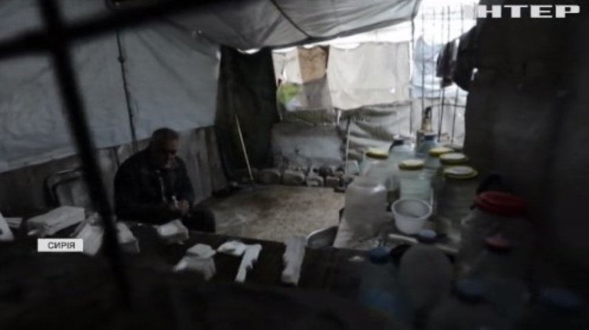 Сирійський майстер з глини відновлює зруйноване війною місто