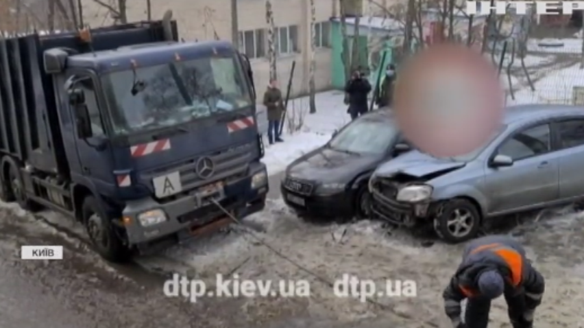У Києві сміттєвоз протаранив десяток авто