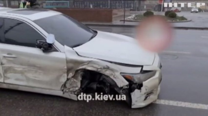 Автотроща у Києві: водій протаранив одразу шість автівок
