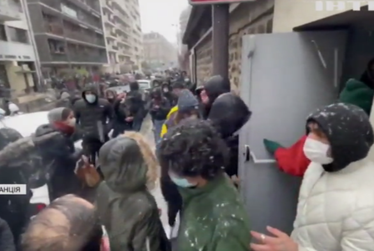 У Парижі мігранти захопили дитячий садок