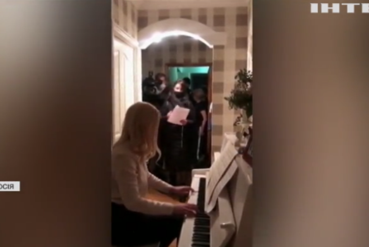 Соратниця Навального зустріла обшук поліції грою на фортепіано