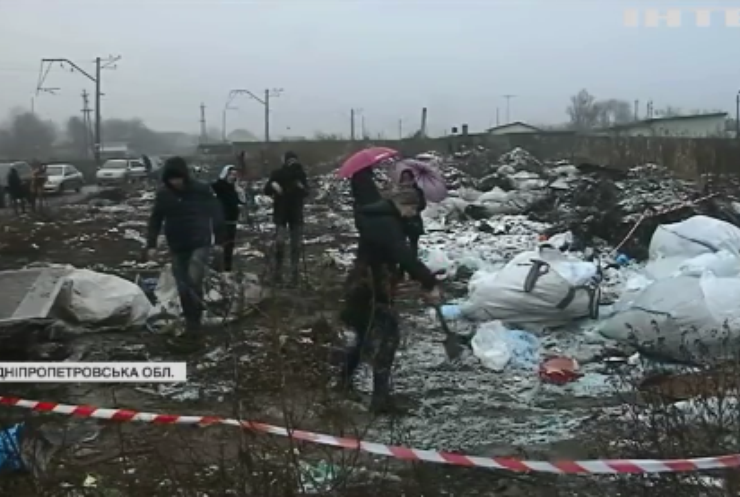 Небезпечне сміття: на Дніпропетровщині викинули кілька тонн шприців та голок