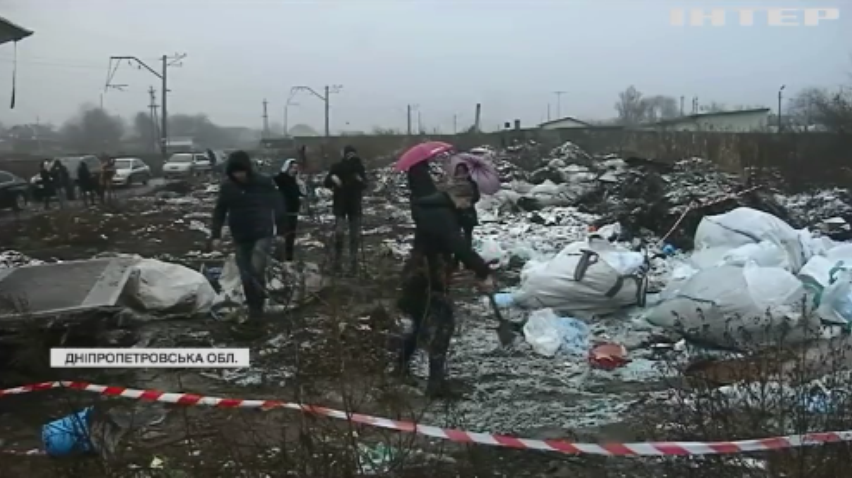 Небезпечне сміття: на Дніпропетровщині викинули кілька тонн шприців та голок