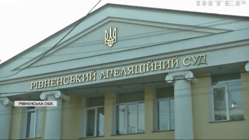 Вчителька з Рівненщини виграла суд проти носіння маски