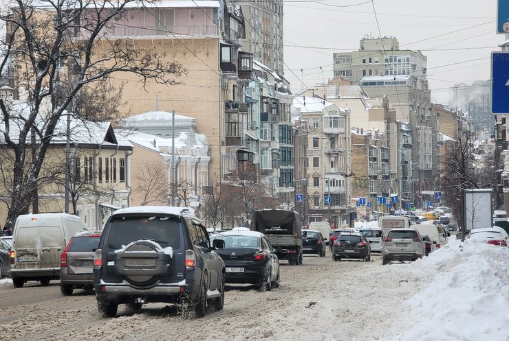 Київ у сніговому полоні: рятувальники закликають відмовлятися від особистого транспорту