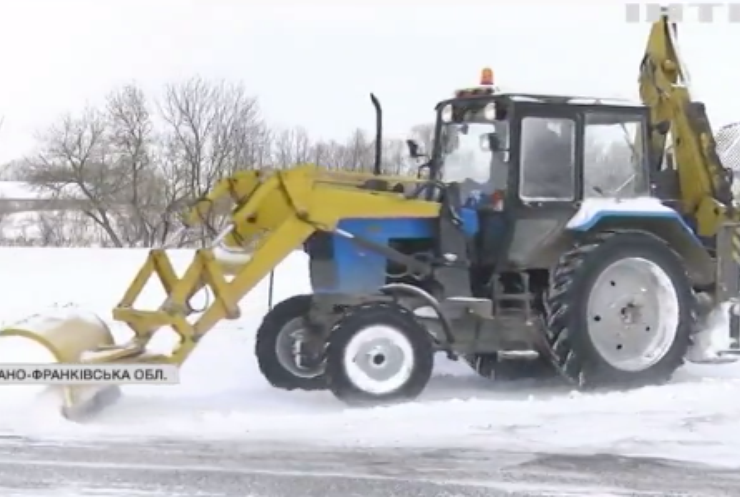 Льодяні дощі, волонтери на дорогах та арктичний мороз: Україна опинилась у полоні стихії