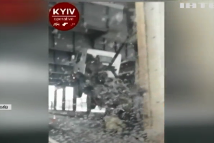 У Києві водій вантажівки не вписався у міст