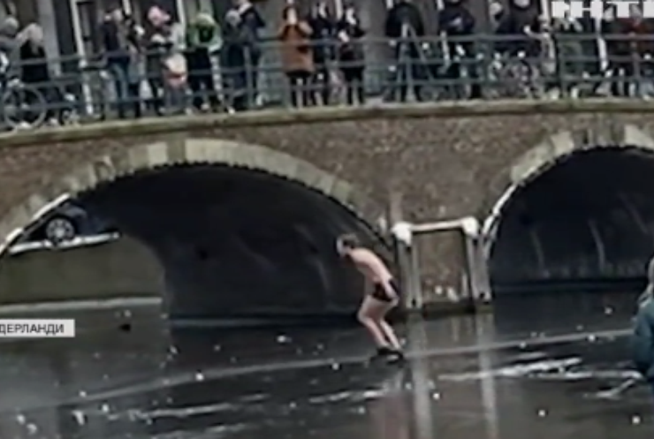 В Амстердамі чоловік катався на ковзанах у самому спідньому