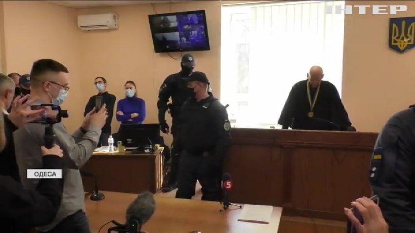 Одразу після судового засідання на Сергія Стерненка наділи кайданки