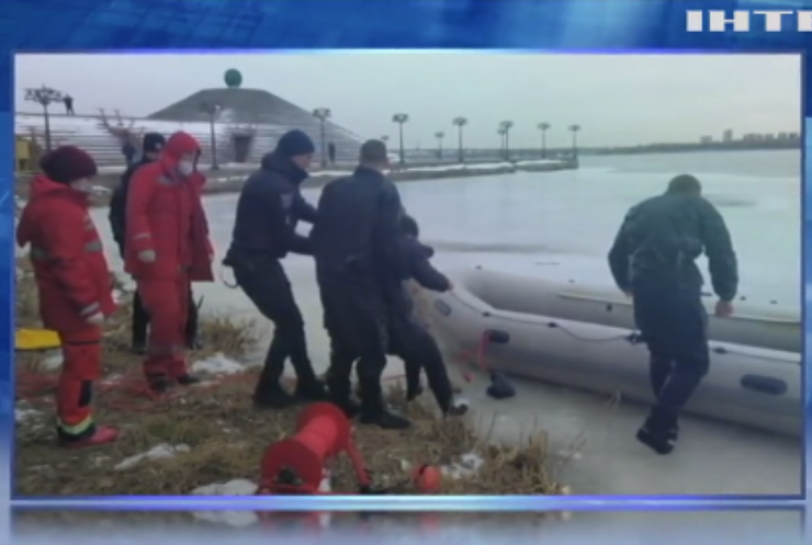 Рятувальники Дніпра витягли жінку з крижаної води