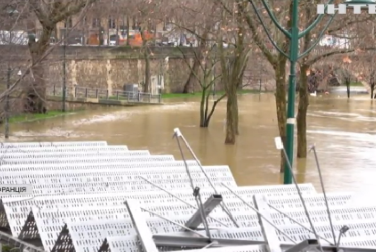 У Франції через сильні зливи затопило вулиці столиці