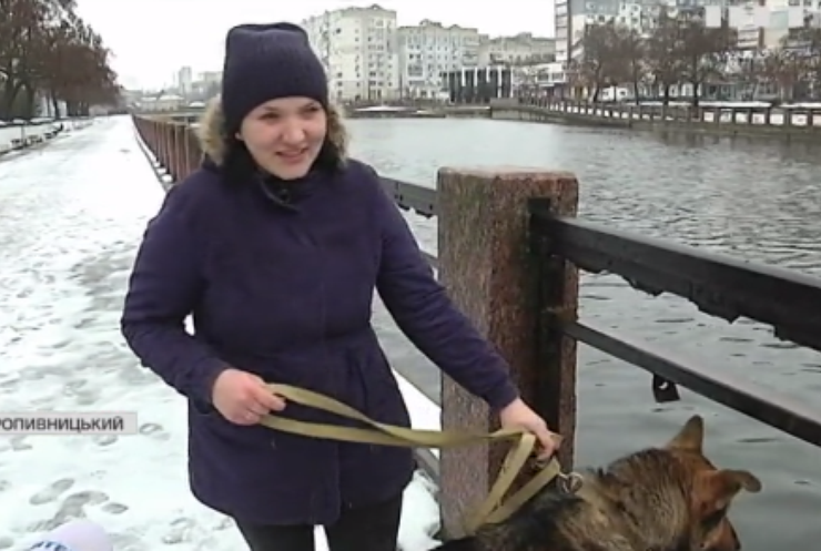 У Кропивницькому перехожі врятували із річки собаку