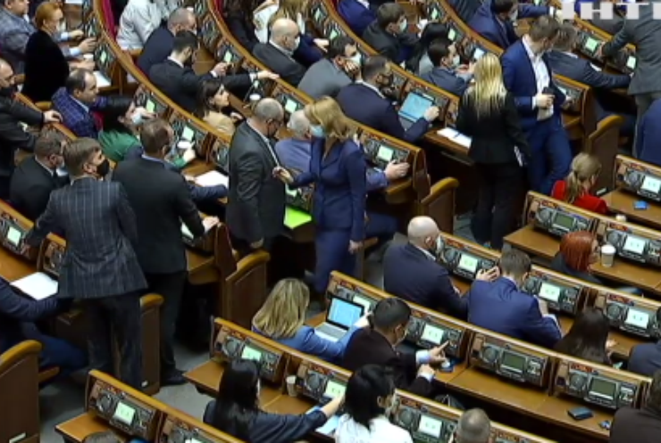 Верховна Рада: чому депутати не розглядають головні питання України?