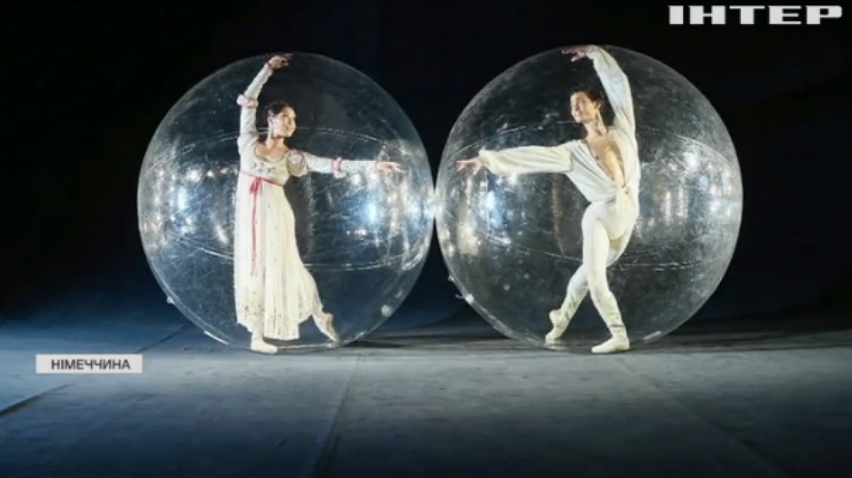 Німецьких артистів помістили у бульбашки і випустили на сцену