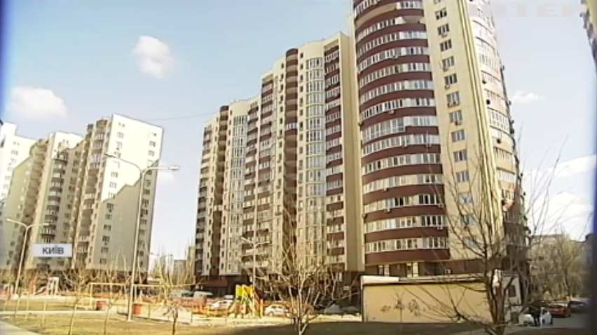 У Києві дівчина зістрибнула з даху 18-поверхівки