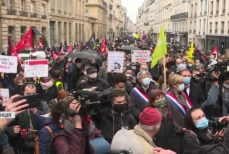 Французи вийшли на протест проти "поліцейського закону"