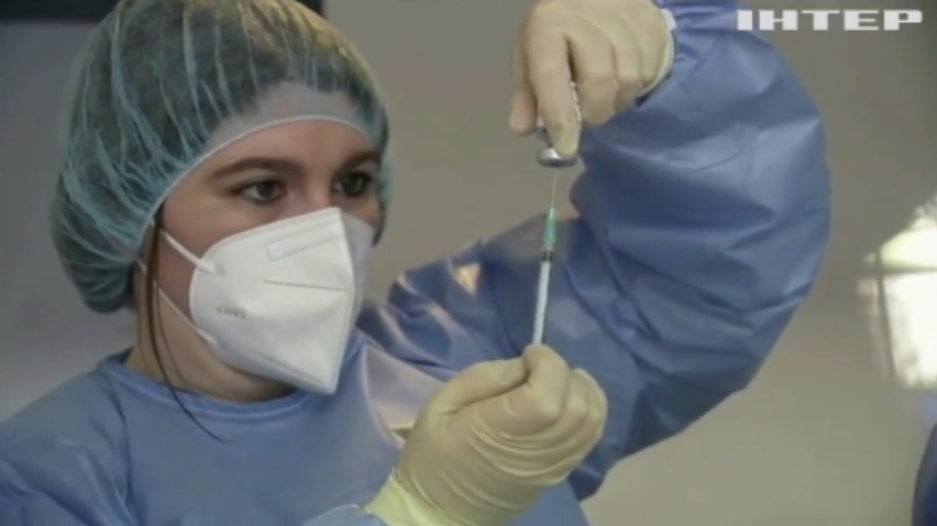 В Євросоюзі відновлюють вакцинацію сироваткою AstraZeneca