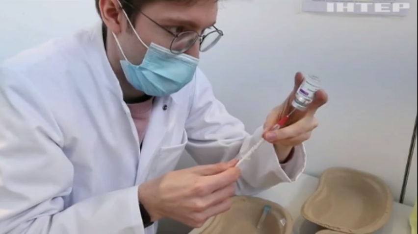 Євросоюз відновлює щеплення вакциною AstraZeneca