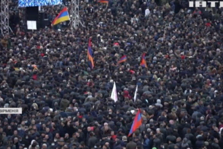 У Вірменії мітингарі увірвалися до урядової будівлі