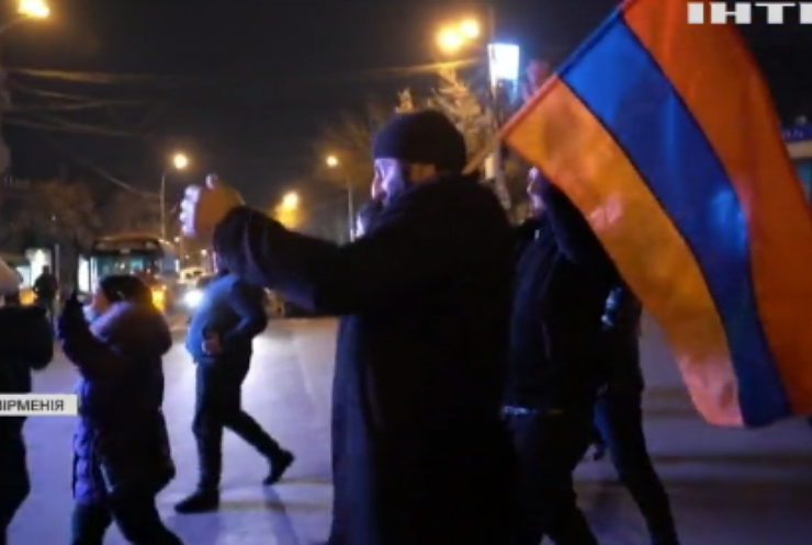 В Єревані протестувальники увірвались до урядової будівлі