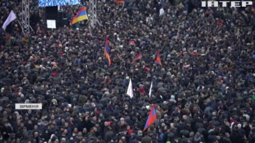 У Вірменії мітингарі увірвалися до урядової будівлі