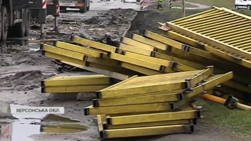 Ремонт мосту залишив жителів Таврійська без сполучення зі світом
