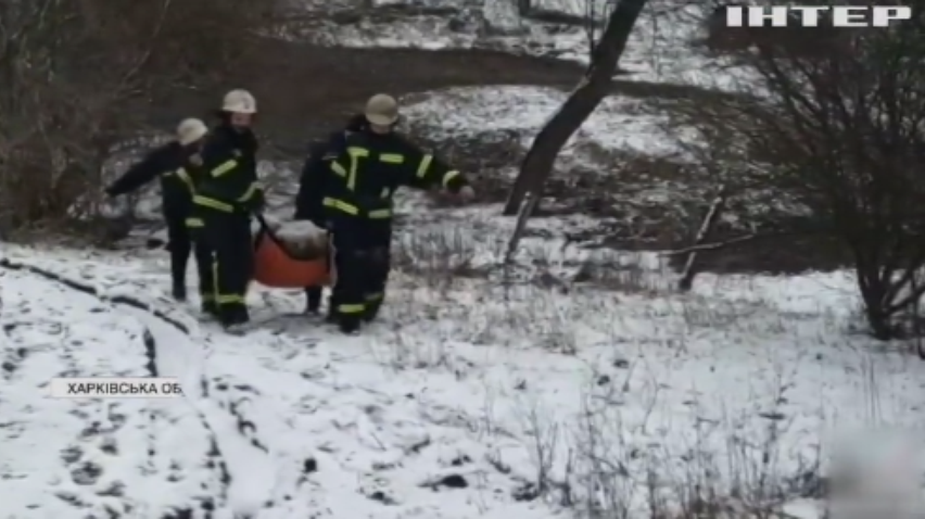 На Харківщині рятувальники несли тяжкохворого на руках через бездоріжжя