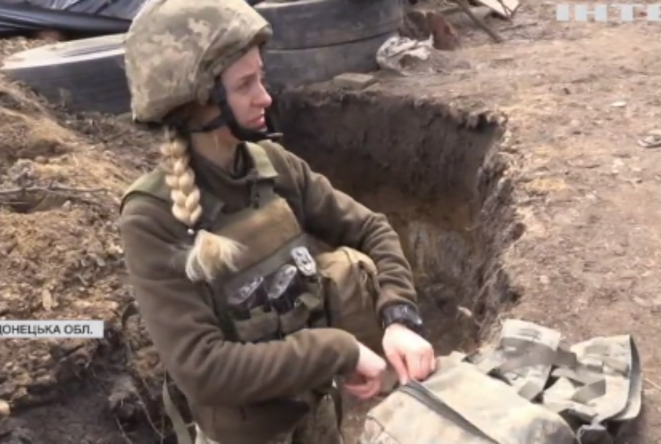 Рятувати під кулями: на фронті дівчина-медик сміливо допомагала військовим