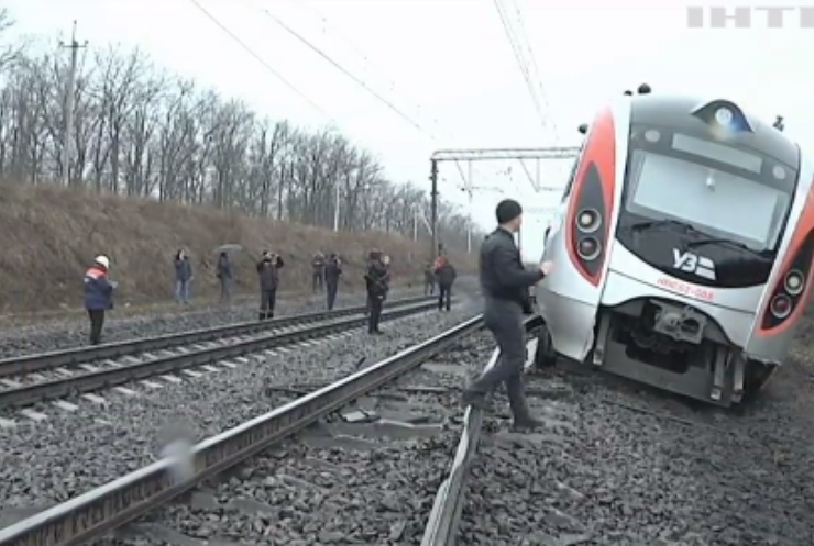 На Укрзалізниці стався збій: затримується з десяток потягів