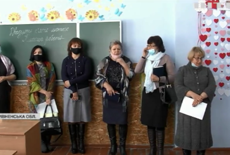 Рівненський скандал: директори сільських шкіл підключили "золотий" інтернет