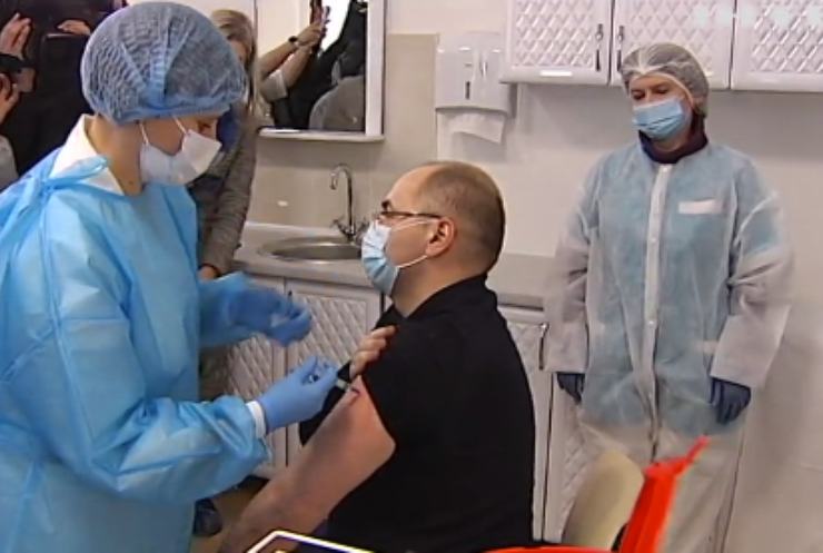 Влада України мотивує вакцинуватися своїм прикладом
