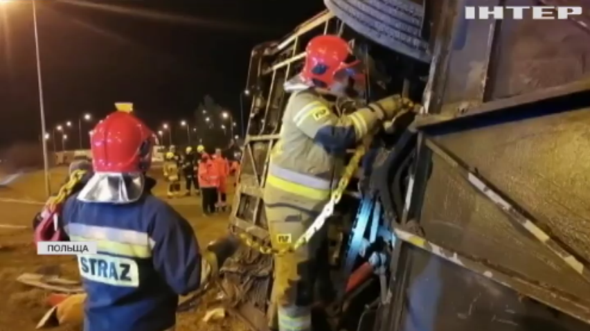 Трагедія у Польщі: автобус з українцями перетворився на купу брухту