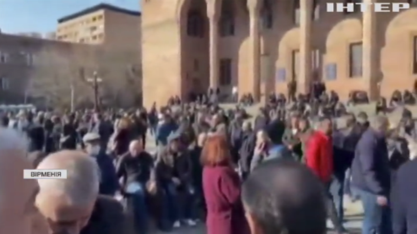 Протести в Єревані: люди вимагають відставки прем'єр-міністра